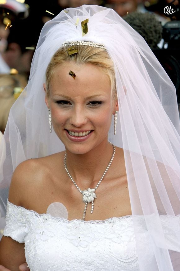 Pour leurs noces de porcelaine, Elodie confirme à Ôde que Bertrand est un homme en or.


Mariage d'Éloïde Gossuin, ancienne Miss France et Miss Europe, et de Bertrand Lacherie à l'église de Compiègne et à la mairie de Trosly-Breuil, dans le nord de la France, le 1er juillet 2006. Photo : Nebinger-Suu/ABACAPRESS.COM