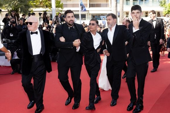 Artus, Clovis Cornillac, Marc Riso et l'équipe du film "Un p'tit truc en plus" - Montée des marches du film « Le comte de Monte-Cristo » lors du 77ème Festival International du Film de Cannes, au Palais des Festivals à Cannes. Le 22 mai 2024
© Jacovides-Moreau / Bestimage