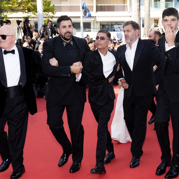 Artus, Clovis Cornillac, Marc Riso et l'équipe du film "Un p'tit truc en plus" - Montée des marches du film « Le comte de Monte-Cristo » lors du 77ème Festival International du Film de Cannes, au Palais des Festivals à Cannes. Le 22 mai 2024
© Jacovides-Moreau / Bestimage