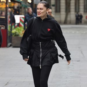 Jessie J arrive au Capital Breakfast de Global Radio pour promouvoir son nouveau single "No Secrets". Avril 2025 GOFF  / BESTIMAGE