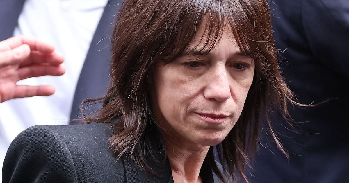 Charlotte Gainsbourg S’Exprime sur la Tombe de Son Père avec Franchise Charlotte Gainsbourg S’Exprime sur la Tombe de Son Père avec Franchise