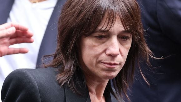 Charlotte Gainsbourg donne son avis sur la tombe de son père Serge Gainsbourg, située dans un lieu très visité : "Je ne la trouve pas très belle"