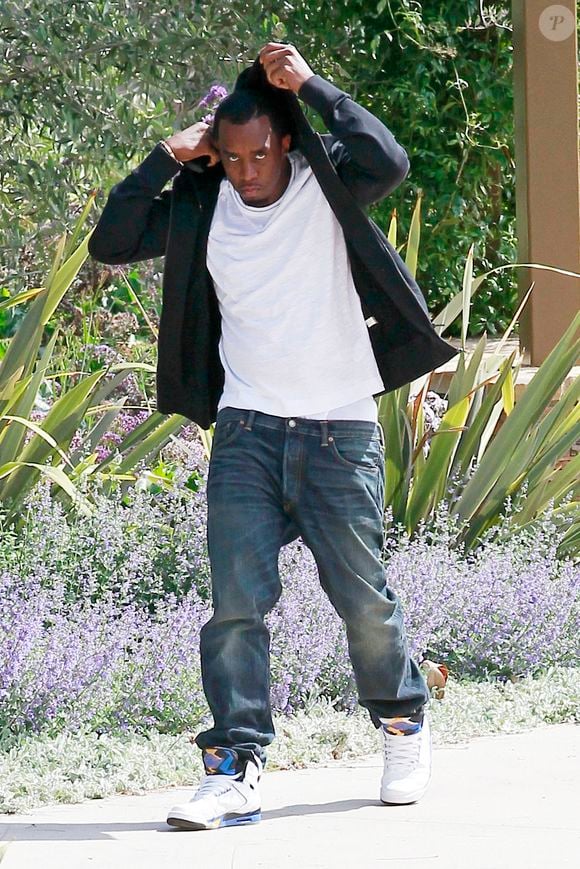 LOS ANGELES, CALIFORNIE - Jeudi 3 mai 2012. P. HOODIE - Sean "P. Diddy" Combs tente de se cacher sous sa capuche alors qu'il se promène dans le parc de Beverly Hills.  Bruja/Juan Sharma, ©/PCN/ABACAPRESS.COM