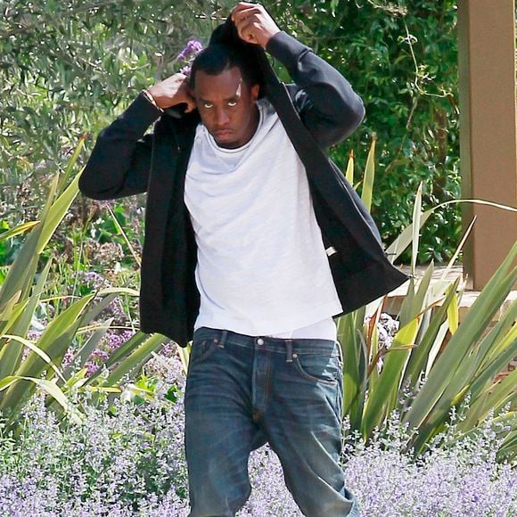 LOS ANGELES, CALIFORNIE - Jeudi 3 mai 2012. P. HOODIE - Sean "P. Diddy" Combs tente de se cacher sous sa capuche alors qu'il se promène dans le parc de Beverly Hills.  Bruja/Juan Sharma, ©/PCN/ABACAPRESS.COM