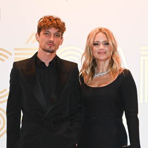 Niels Schneider et sa compagne Virginie Efira - Photocall au Fouquet's après la 47ème cérémonie des César à Paris le 26 février 2022.

© Coadic Guirec / Bestimage