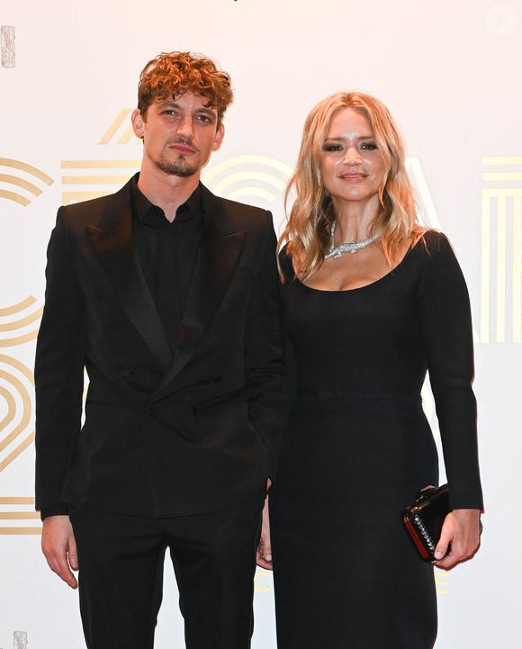 Niels Schneider et sa compagne Virginie Efira - Photocall au Fouquet's après la 47ème cérémonie des César à Paris le 26 février 2022.

© Coadic Guirec / Bestimage