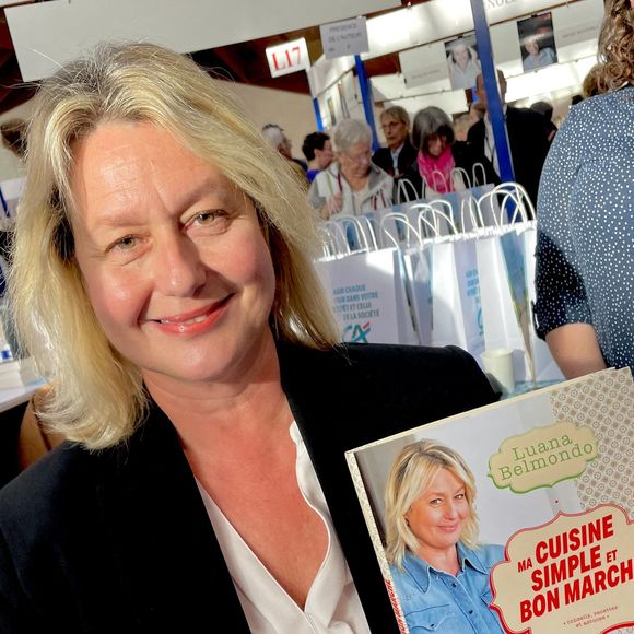Luana Belmondo change radicalement de coupe de cheveux après son divorce - Luana Belmondo lors de la 41ème Foire du Livre de Brive dans La Halle Brassens, à Brive-la-Gaillarde, France, le 10 novembre 2023. © Fabien Faure/Bestimage