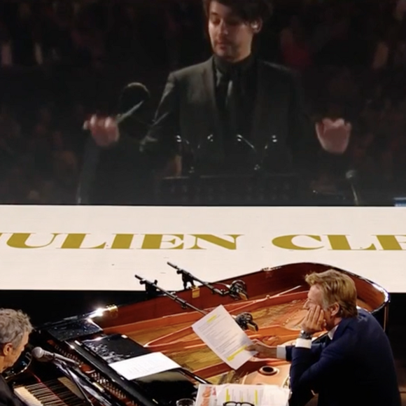 Laurent Delahousse reçoit Julien Clerc dans l'émission "20h30 le dimanche", France 2, le 8 juin 2025.