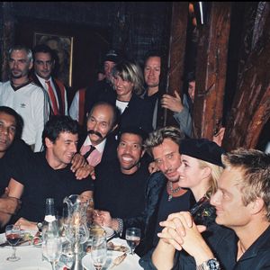 Johnny Hallyday et ses invités de sa tournée "Johnny allume le feu" en 1998 à une soirée au restaurant "King's club" à Paris © ANGELI-RINDOFF-GARCIA / BESTIMAGE