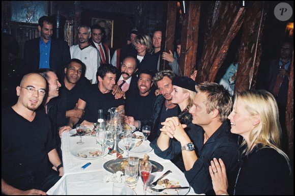 Johnny Hallyday et ses invités de sa tournée "Johnny allume le feu" en 1998 à une soirée au restaurant "King's club" à Paris © ANGELI-RINDOFF-GARCIA / BESTIMAGE