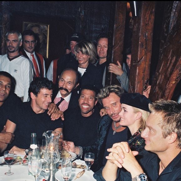Johnny Hallyday et ses invités de sa tournée "Johnny allume le feu" en 1998 à une soirée au restaurant "King's club" à Paris © ANGELI-RINDOFF-GARCIA / BESTIMAGE