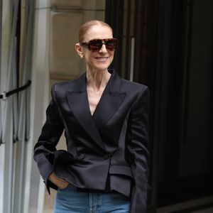 Plus encore, en véritable icône de style, Céline Dion transforme chaque sortie devant son hôtel en défilé Haute Couture.

Celine Dion à son départ du Royal Monceau à Paris, France, le 3 septembre 2026. 

© Denis Guignebourg/Bestimage