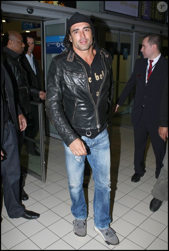 Grégory Basso - Arrivées des personnalités de "La ferme célébrités" à l'aéroport de Roissy, le 9 avril 2010 ©Bordenave-Moreau/ Bestimage