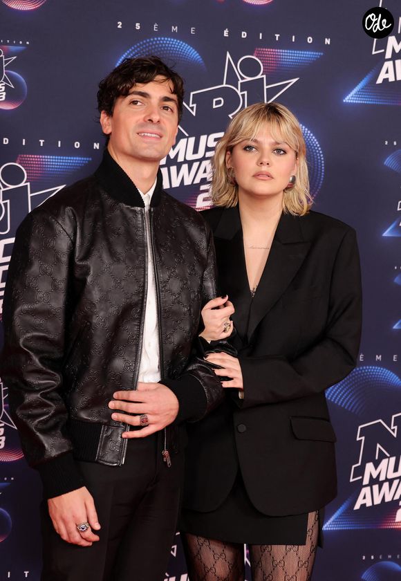 Deux robes sur mesure signées Miu Miu ont marqué la cérémonie et la soirée.

Florian Rossi et sa compagne Louane Emera lors du photocall de la 25e cérémonie des « NRJ Music Awards (NMA) » au Palais des Festivals et des Congrès de Cannes, en France, le 10 novembre 2023. © Dominique Jacovides/Bestimage