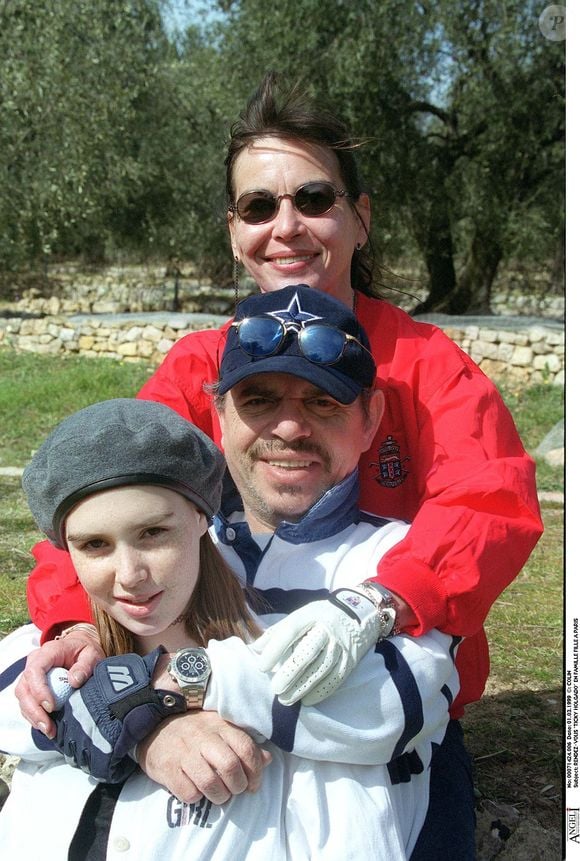 Un message puissant, qui résonne toujours dans le coeur de ses proches, à commencer par sa fille Jessica

Ticky Holgado en famille avec Edith et Jessica en 1999 © Max Colin/Bestimage
