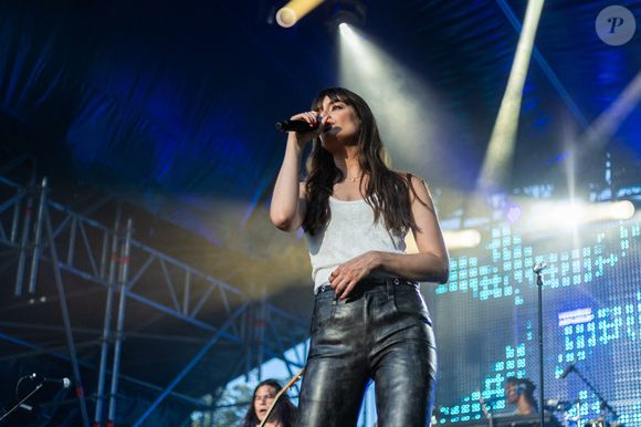 Clara Luciani se produit sur scène lors du Festiv4L Signe Renault au Chalet des Iles le 23 juin 2025 à Paris, France. Photo by Nasser Berzane/ABACAPRESS.COM