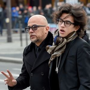 Pascal Obispo et son fils Sean - Sorties de l'église de la Madeleine après les obsèques de Johnny Hallyday à Paris, le 9 décembre 2017. © Coadic Guirec/Bestimage