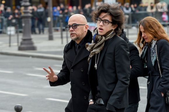 Pascal Obispo et son fils Sean - Sorties de l'église de la Madeleine après les obsèques de Johnny Hallyday à Paris, le 9 décembre 2017. © Coadic Guirec/Bestimage