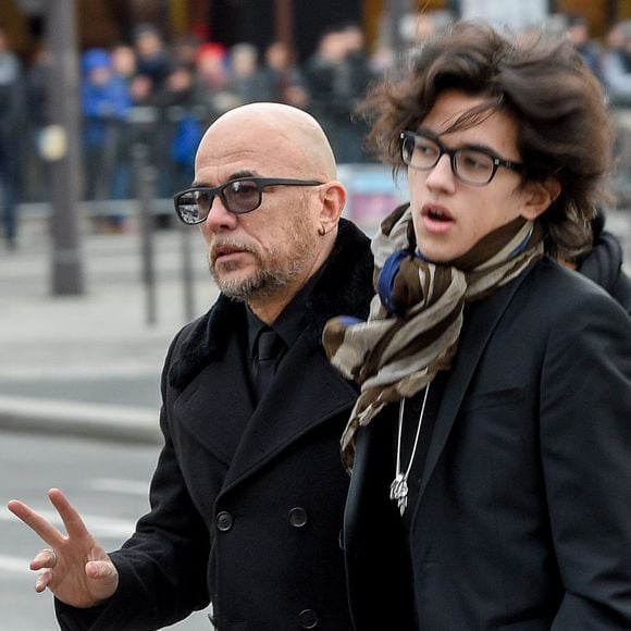 Pascal Obispo et son fils Sean - Sorties de l'église de la Madeleine après les obsèques de Johnny Hallyday à Paris, le 9 décembre 2017. © Coadic Guirec/Bestimage