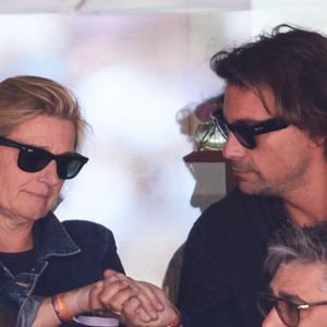 Bertrand Chameroy, Anne-Elisabeth Lemoine - Célébrités dans les tribunes de la finale homme des Internationaux de France de tennis de Roland Garros 2024 à Paris le 9 juin 2024. © Jacovides-Moreau/Bestimage