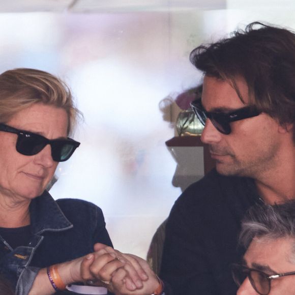 Bertrand Chameroy, Anne-Elisabeth Lemoine - Célébrités dans les tribunes de la finale homme des Internationaux de France de tennis de Roland Garros 2024 à Paris le 9 juin 2024. © Jacovides-Moreau/Bestimage