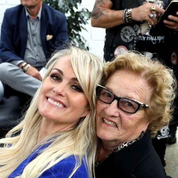 Une personne très importante dans sa vie, dont elle a fêté les 90 ans récemment

Exclusif - Laeticia Hallyday et Elyette Boudou (Mamie Rock) - Laeticia Hallyday reçoit la médaille de la ville de Toulouse en compagnie de ses filles et d'Elyette Boudou avant de quitter l'Esplanade Johnny Hallyday. Laeticia Hallyday et ses filles Jade et Joy sont venues inaugurer une esplanade portant le nom de Johnny Hallyday située en face du Zénith de Toulouse, le 15 juin 2019, date hautement symbolique puisque le rockeur aurait eu 76 ans. Laeticia porte le pendentif crucifix de Johnny autour du cou. © Dominique Jacovides/Bestimage