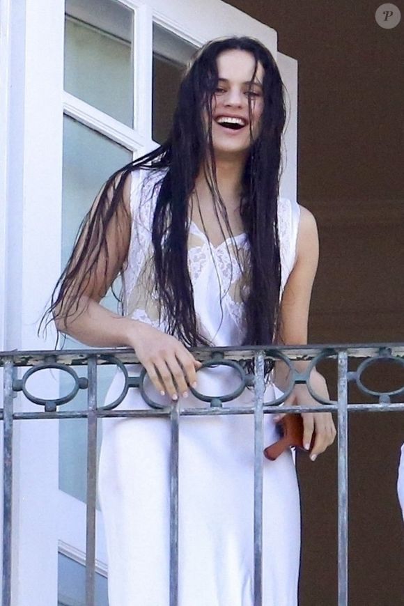 Rosalía a été vue saluant ses fans depuis le balcon du Copacabana Palace. Photo par Backgrid USA / Bestimage