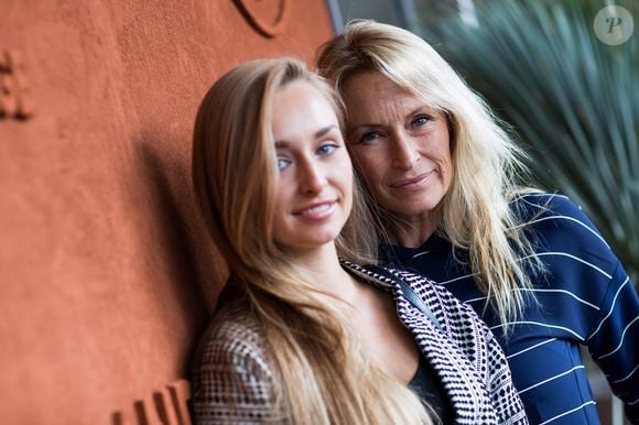 À 59 ans, Estelle Lefébure s'apprête à relever un nouveau défi. Estelle Lefebure et sa fille Emma Smet - People au village des Internationaux de Tennis de Roland Garros à Paris. © Cyril Moreau/Bestimage