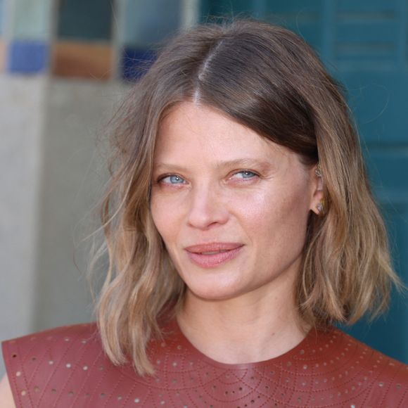 Mélanie Thierry a eu, à ses côtés, pendant de longues années, une super nounou, qu'elle appelait Chacha. "Elle est arrivée au moment de la naissance de mon aîné", raconte la comédienne. "J'avais 26 ans. Elle m'a guidée, et elle m'a aidée à devenir mère car quel que soit l'âge, c'est difficile. On a tendance à se disperser."

Mélanie Thierry - Photocall du film "Captive" sur les planches lors de la 49ème édition du festival du film américain de Deauville le 9 septembre 2023. © Denis Guignebourg / Bestimage