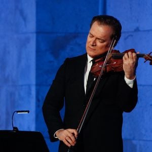Un repos forcé étonnant pour le musicien derrière qui se cache une discipline de fer.
Exclusif - Renaud Capuçon - Emission "Le concert pour la paix" sur les Champs-Elysées à Paris, retransmis en direct sur France 2, le 8 mai 2025. © Christophe Clovis - Pierre Perusseau / Bestimage