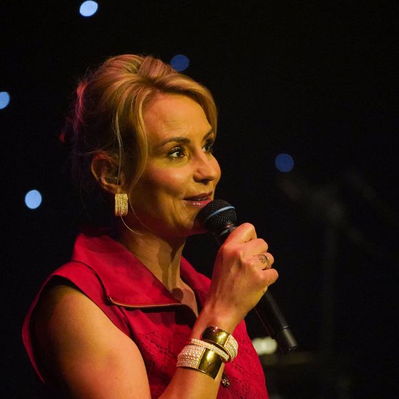 Face à ces difficultés, elle s’est finalement réorientée vers une école de soins infirmiers à Compiègne.

Elodie Gossuin - Gala « Tous les talents chantent contre le cancer » aux Folies Bergères à Paris le 8 juin 2026. Sur scène, patients, soignants, artistes et partenaires se sont réunis pour partager un moment fort en émotions et en solidarité.

© Anne-Sophie Guebey / Bestimage