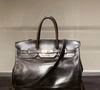 Ce sac unique, conçu à partir d’une conversation fortuite entre Jane Birkin et Jean-Louis Dumas dans un avion, allie élégance, praticité et dimensions atypiques.
Le Birkin original fabriqué pour Jane Birkin est exposé dans le cadre de l'exposition Fashion Icons including The Original Birkin chez Sotheby's le vendredi 6 juin 2025 à New York. Photo par John Angelillo/UPI