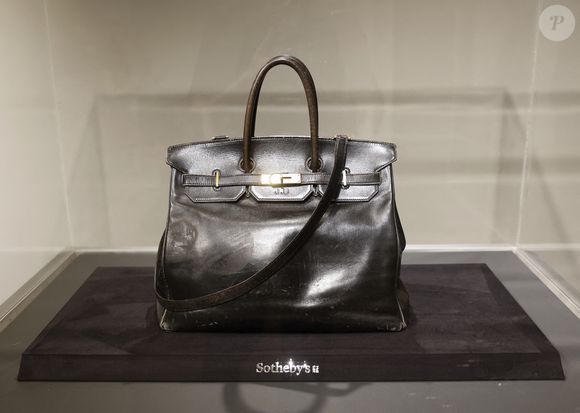 Ce sac unique, conçu à partir d’une conversation fortuite entre Jane Birkin et Jean-Louis Dumas dans un avion, allie élégance, praticité et dimensions atypiques.

Le Birkin original fabriqué pour Jane Birkin est exposé dans le cadre de l'exposition Fashion Icons including The Original Birkin chez Sotheby's le vendredi 6 juin 2025 à New York. Photo par John Angelillo/UPI