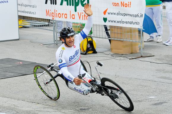 Amputé des deux jambes à la suite d'un accident sur le circuit allemand de Lausitzring en 2001, Alex Zanardi s'était alors lancé dans le paracyclisme pour devenir quadruple champion paralympique.

Archive - 20/06/2020 - Alex Zanardi a eu un très grave accident lors de l'une des étapes de la course Obiettivo Tricolore, en cyclisme handisport. ©Backgrid UK/ Bestimage