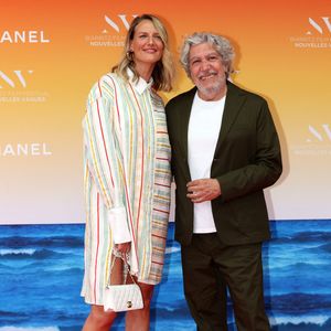 Alain Chabat et sa compagne Tiara Comte - Cérémonie d'ouverture du Biarritz Film Festival - Nouvelles Vagues 2024 au théâtre de la Gare du midi à Biarritz le 18 juin 2024. © Jean-Marc Lhomer/Bestimage