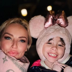 Adriana Karembeu, Marc Lavoine et Nina ont passé une journée à Disneyland Paris.