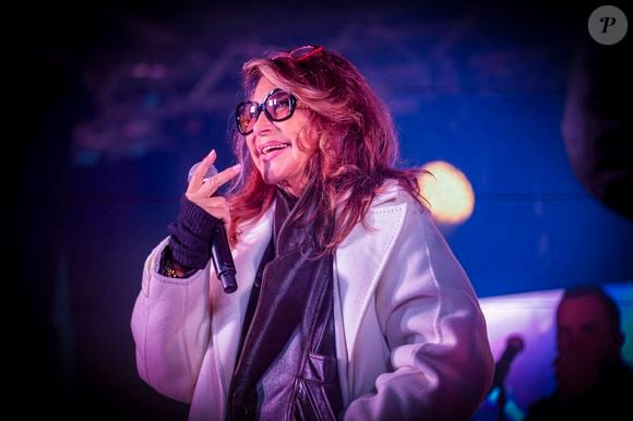 En effet, en 2021, l'artiste se rend compte qu'elle est de plus en plus sujette à des saignements. 

Julie Pietri à l'occasion de la 12ème édition du festival solidaire Soupe en Scène, mené par le chef Fabrice Bonnot au profit de l'association Notre Dame des Sans Abri sur la place de la République à Lyon, France, le 29 novembre 20224. © PsNewZ/Bestimage