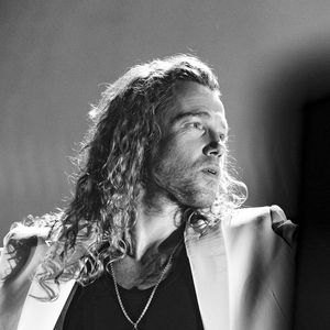 Julien Doré en concert au festival du Printemps de Pérouges au Château de Saint-Maurice-de-Rémens (01) le 25 juin 2025. © Sandrine Thesillat / PsNewZ / Bestimage