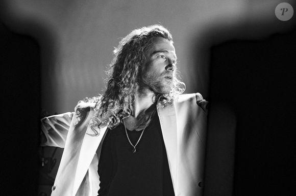 Julien Doré en concert au festival du Printemps de Pérouges au Château de Saint-Maurice-de-Rémens (01) le 25 juin 2025. © Sandrine Thesillat / PsNewZ / Bestimage