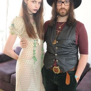 Charlotte Kemp Muhl et Sean Lennon de 'The Ghost of a Saber Tooth Tiger' posent pour une photo pendant le deuxième week-end de Coachella à Indio, CA, USA le 17 avril 2015. Photo Kelly A. Swift/Startraks/ABACAPRESS.COM