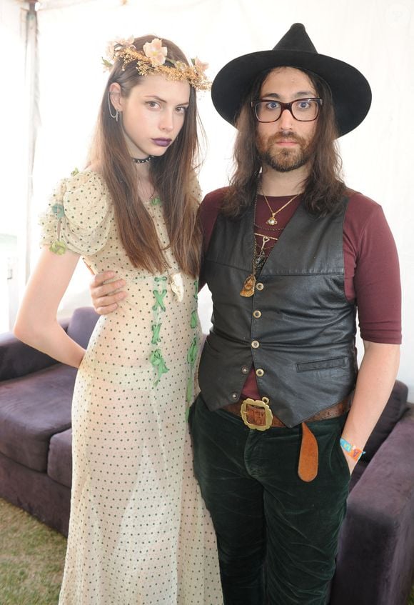 Charlotte Kemp Muhl et Sean Lennon de 'The Ghost of a Saber Tooth Tiger' posent pour une photo pendant le deuxième week-end de Coachella à Indio, CA, USA le 17 avril 2015. Photo Kelly A. Swift/Startraks/ABACAPRESS.COM