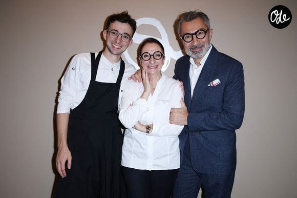 Anne-Sophie Pic et David Sinapian entourent ici leur fils Nathan, né en 2005, qui grandit au cœur de cette famille intimement liée à la gastronomie.

Nathan Sinapian-Pic, Anne-Sophie Pic et David Sinapian assistent à la soirée d'Anne-Sophie Pic à Paris, le 17 septembre 2026, à Paris, en France. Photo de Jérôme Dominé/ ABACAPRESS.COM