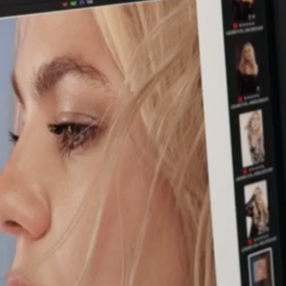 Louane Emera doit choisir le visuel officiel de l'Eurovision 2025, puisqu'elle y représentera la France, le samedi 17 mai 2025