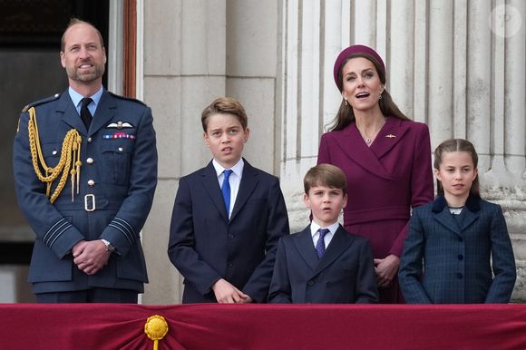 Kate Middleton, William et les 3 enfants ont pris place sur le balcon après avoir assisté au premier rang des festivités

Le prince William, prince de Galles, Catherine (Kate) Middleton, princesse de Galles, Le prince George de Galles, La princesse Charlotte de Galles, Le prince Louis de Galles lors des commémorations saluant l'action des vétérans britanniques lors de la Seconde guerre mondiale au palais de Buckingham le 5 mai 2025  © Julien Burton / Bestimage
