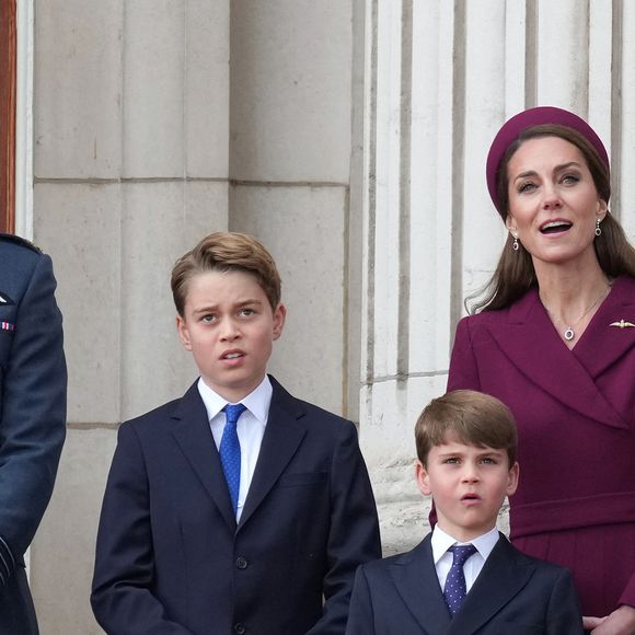 Kate Middleton, William et les 3 enfants ont pris place sur le balcon après avoir assisté au premier rang des festivités

Le prince William, prince de Galles, Catherine (Kate) Middleton, princesse de Galles, Le prince George de Galles, La princesse Charlotte de Galles, Le prince Louis de Galles lors des commémorations saluant l'action des vétérans britanniques lors de la Seconde guerre mondiale au palais de Buckingham le 5 mai 2025  © Julien Burton / Bestimage