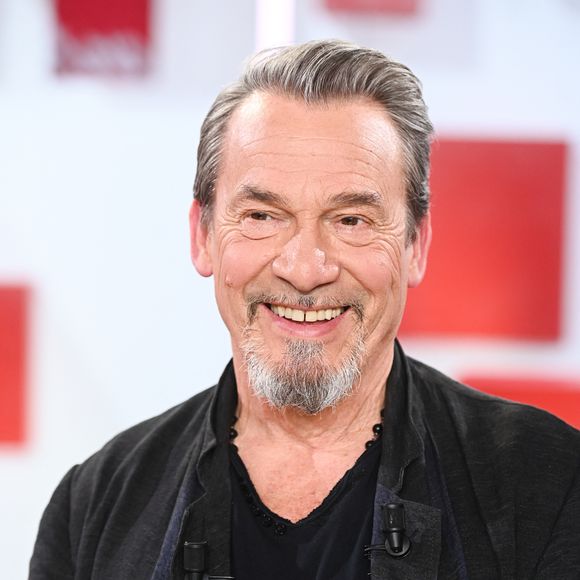 Au moment des faits, les deux malfrats, Randy (35 ans) et Abdelazim (33 ans), se sont introduits dans la maison de l'artiste après avoir escaladé l'enceinte et fracassé la porte d'entrée. 

Exclusif - Florent Pagny lors de l'enregistrement de l'émission Vivement dimanche au studio Rive gauche, présentée par M.Drucker, diffusée sur France 3 le 21 juin 2026, à Paris, France, le 20 mai 2026. © Guillaume Gaffiot/Bestimage