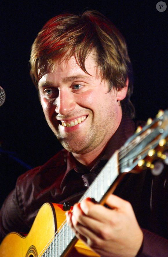 Après son baccalauréat obtenu à 17 ans au lycée Sévigné, mention « assez bien », Thomas Dutronc poursuit un DEUG d’arts plastiques option cinéma.

Le chanteur français Thomas Dutronc (fils des chanteurs français Jacques Dutronc et Françoise Hardy) se produit avec son groupe "Thomas Dutronc et les Esprits Manouches" au Café de la Danse à Paris, France, le 14 octobre 2006. Photo par Nicolas Khayat/ABACAPRESS.COM