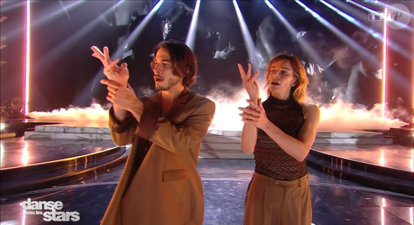 Durant ce prime inédit, elle a été rejoint sur le parquet par son amoureux, lui aussi très doué !

Fauve Hautot (Danse avec les stars) : Apparition surprise de son compagnon Romain, lui aussi très talentueux, capture d'écran TF1