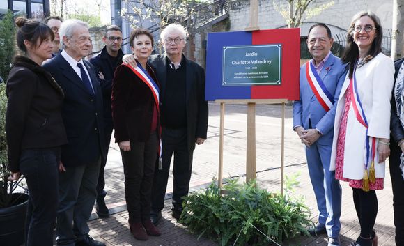 Exclusif - Aude (soeur de Charlotte Valandrey) , Jean-Pierre Pascal (Père de Charlotte Valandrey), Dominique Besnehard, Laurence Patrice (Adjointe à la Maire de Paris en charge de la mémoire et du monde combattant), Jean-Luc Romero (Adjoint à la maire de Paris) et Emmanuelle Pierre-Marie (maire du 12ème arrondissement de Paris) lors de la cérémonie de dénomination d’un jardin en hommage à Charlotte Valandrey, au 17 rue Hector Malot dans le XIlème arrondissement de Paris, France, le 4 avril 2025. © Coadic Guirec/Bestimage