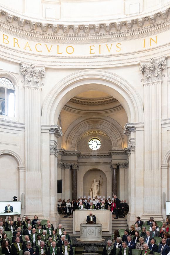 La cérémonie officielle s'est déroulée ce mercredi 20 mai sous la Coupole de l'Institut de France, où le chef a pris possession du fauteuil V de la section des membres libres.

Guy Savoy - Le chef français multi étoile, Guy Savoy, vient d'être officiellement installé comme membre de l'Académie des Beaux-Arts.

© Julien Sarkissian/Bestimage